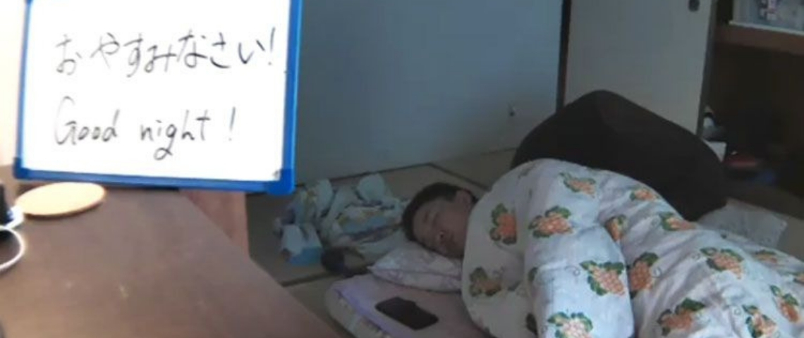 Un hôtel japonais vous filme en direct sur YouTube un japonais dort sous l'oeil d'une caméra