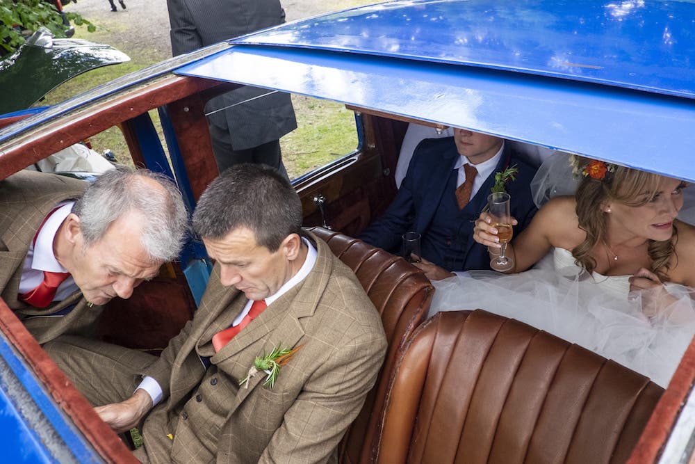 des mariés dans une voiture décapotable