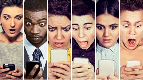 une série de visage grimaçant qui regardent un smartphone