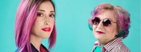 Pour en finir avec la guerre des générations Une jeune femme et une vieille femme avec des cheveux colorés en rose