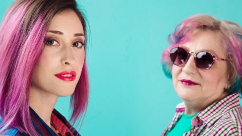 Une jeune femme et une vieille femme avec des cheveux colorés en rose