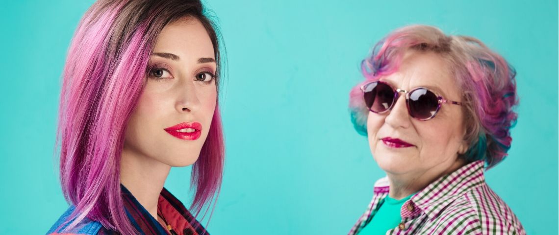 Pour en finir avec la guerre des générations Une jeune femme et une vieille femme avec des cheveux colorés en rose