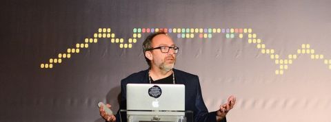 Jimmy Walles, le cofondateur de Wikipédia un homme qui donne une conférence