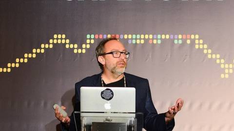 un homme qui donne une conférence