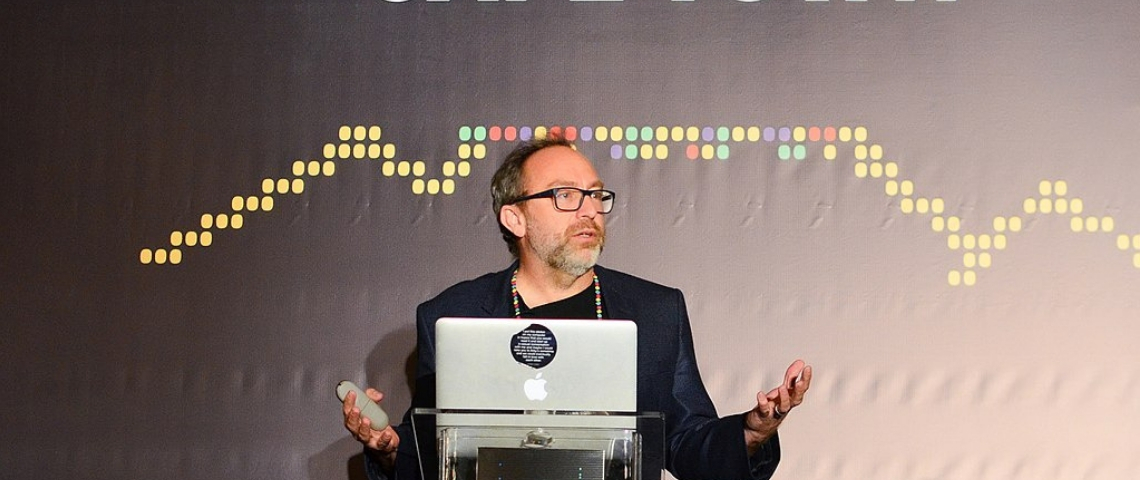 Jimmy Walles, le cofondateur de Wikipédia un homme qui donne une conférence