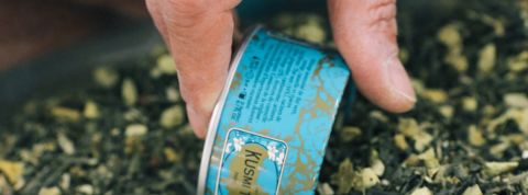 Kusmi Tea, Seafood... Ces entreprises qui changent déjà leur modèle de production Une main remplit une boîte de Kusmi Tea