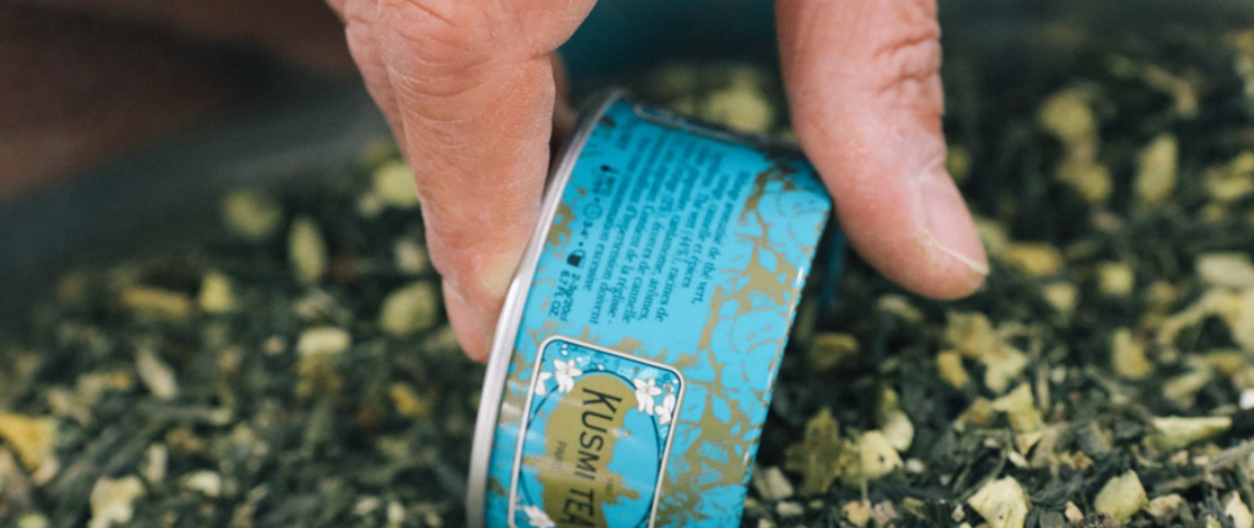 Kusmi Tea, Seafood... Ces entreprises qui changent déjà leur modèle de production Une main remplit une boîte de Kusmi Tea