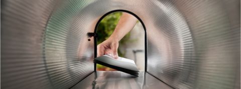 Vous avez du courrier une main rentre dans une boite au lettres pour y déposer... des lettres