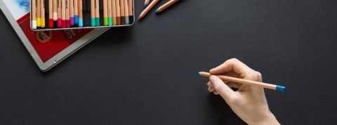 Créativité : 3 raisons de cultiver l’art de l’improductivité une main avec un crayon de couleur