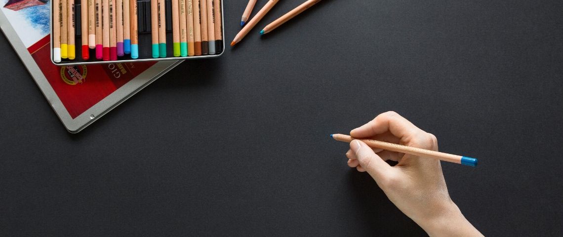 Créativité : 3 raisons de cultiver l’art de l’improductivité une main avec un crayon de couleur