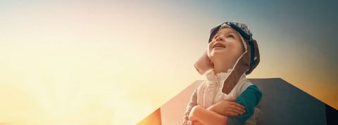 Votre marque est-elle à l’épreuve du futur ? petit garçon bras croisés regarde le ciel