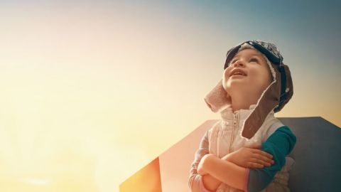 petit garçon bras croisés regarde le ciel
