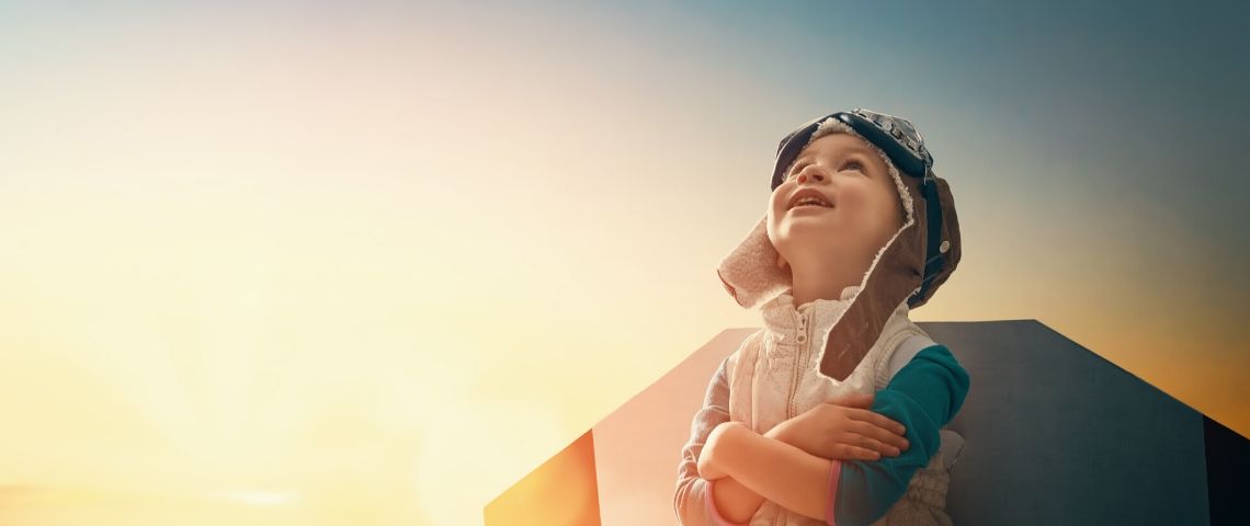 Votre marque est-elle à l’épreuve du futur ? petit garçon bras croisés regarde le ciel