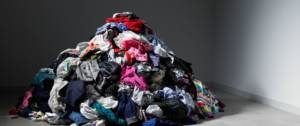 un tas de vêtements par terre