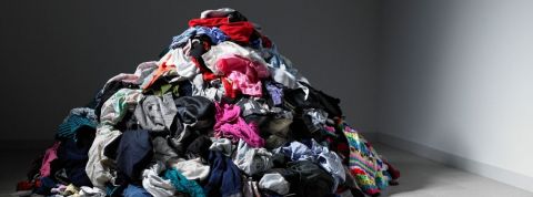 Mode : 4 chiffres qui poussent à boycotter le Black Friday un tas de vêtements par terre