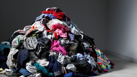 un tas de vêtements par terre