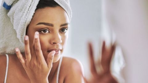 Une femme qui se prépare devant le miroir