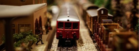 Le train de nuit est de retour Un train en jouet