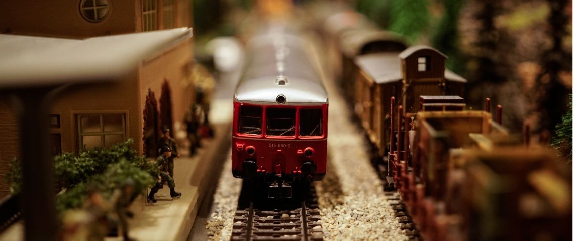 Le train de nuit est de retour Un train en jouet