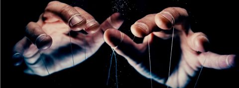 C'est quoi, la captologie ? Des mains d'hommes en train de manipuler des ficelles de pantin