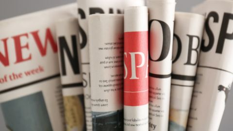 Une liasse de journeaux