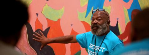 De l’art pour éviter la prison : à New York, la recette fait ses preuves un homme décrit une oeuvre dans un musée