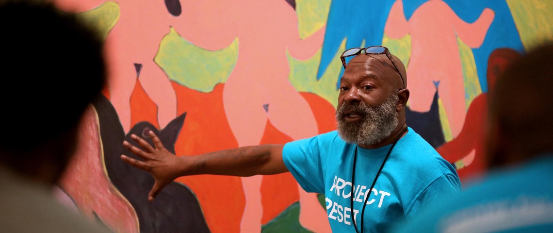 De l’art pour éviter la prison : à New York, la recette fait ses preuves un homme décrit une oeuvre dans un musée