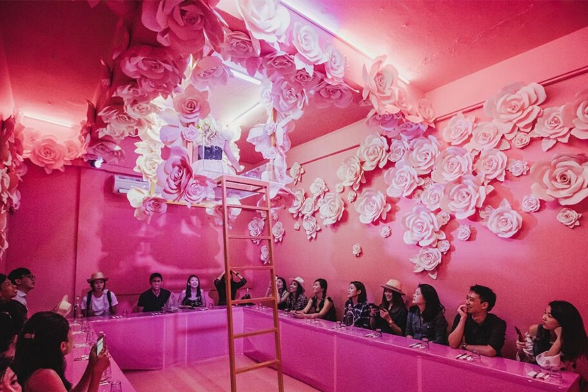 Des gens dans une pièce rose