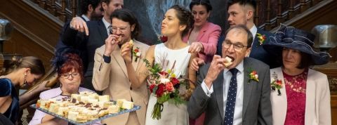 L'esthétique Instagram vous gonfle ? Ce photographe (de mariage) devrait vous plaire une scène de mariage à un banquet