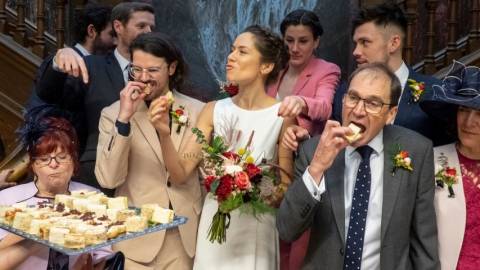 une scène de mariage à un banquet