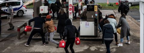 L’Effondrement : que vaut la nouvelle série « collapso » de Canal+ ? des personnes courent avec des bidons d'essence