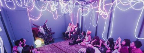 Découvrez 3 concepts de restaurants immersifs Des gens assis dans une salle avec des néons au plafond