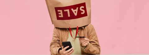 Découvrez le köpskam, la honte de faire du shopping Un homme avec un sac en papier sur la tête