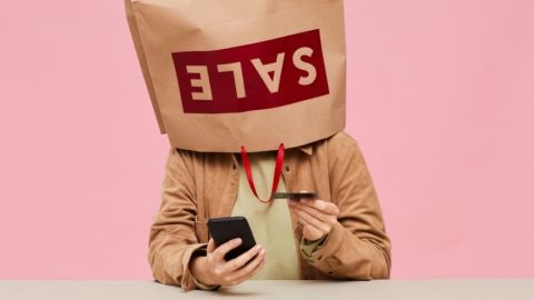 Un homme avec un sac en papier sur la tête