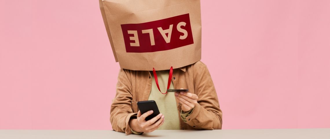 Découvrez le köpskam, la honte de faire du shopping Un homme avec un sac en papier sur la tête