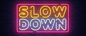 Un néon portant l'inscription Slow Down