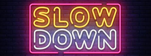 Les marques s'engagent contre Black Friday Un néon portant l'inscription Slow Down