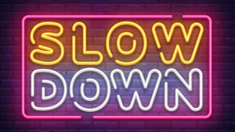 Les marques s'engagent contre Black Friday Un néon portant l'inscription Slow Down