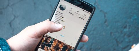 Moins de likes, moins de notifications, pourquoi les réseaux se mettent à la diète Personne tenant un smartphone danas sa main et navigue sur l'application Instagram