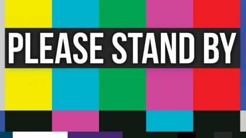 une page d'attente de la télévision avec écris Please Stand By