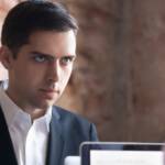 Homme observant avec insistance sa collègue d'en face