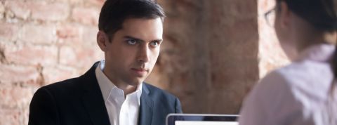 Zalando surveille et classe ses salariés façon Big Brother Homme observant avec insistance sa collègue d'en face