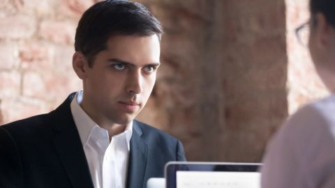 Homme observant avec insistance sa collègue d'en face