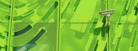 Surveillance : ces artistes ont choisi de dévoiler leurs données personnelles caméra de surveillance sur mur vert