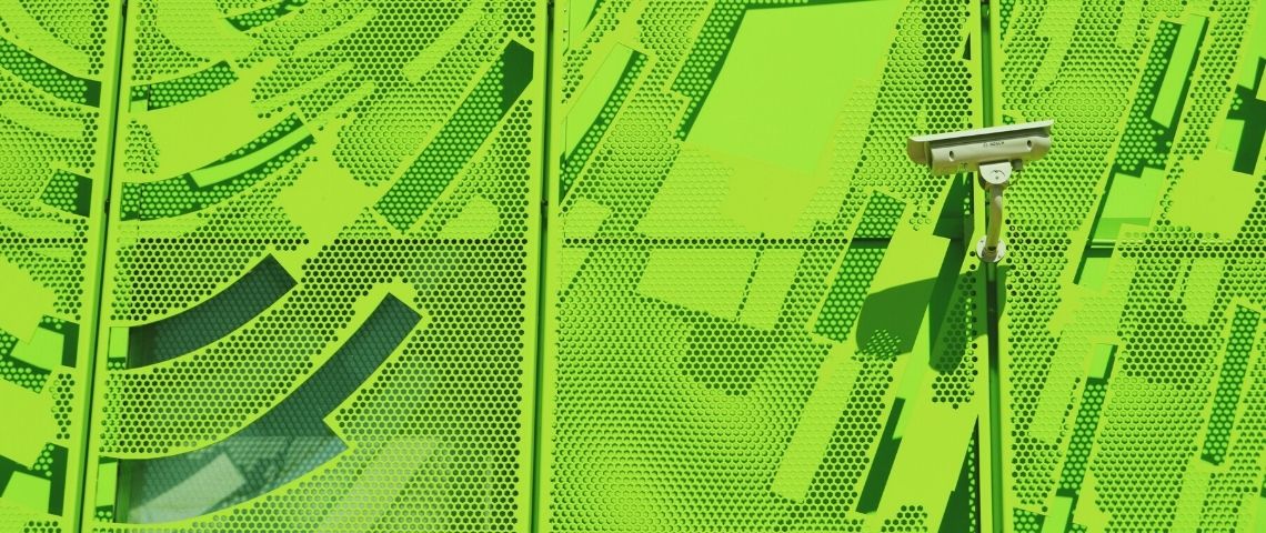 Surveillance : ces artistes ont choisi de dévoiler leurs données personnelles caméra de surveillance sur mur vert