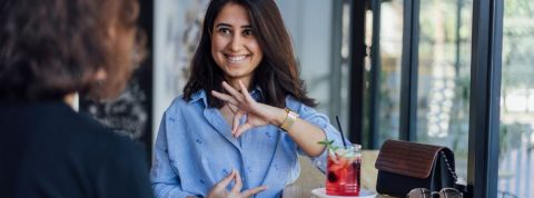 La transition sera écologique, numérique et… inclusive ! Deux femmes face à face parlent en langue des signes