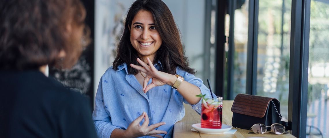 La transition sera écologique, numérique et… inclusive ! Deux femmes face à face parlent en langue des signes