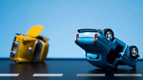 Petites voitures simulent un accident de la route