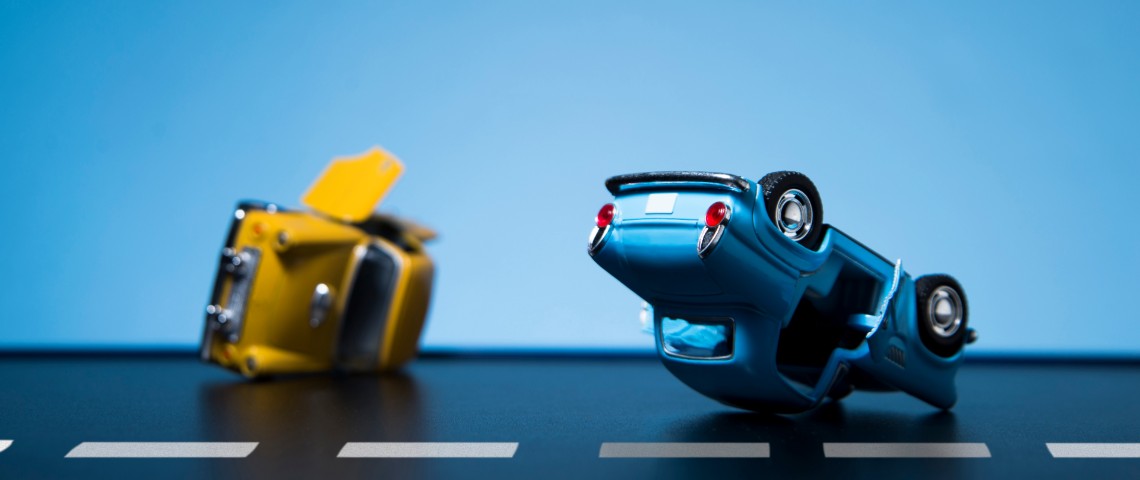 Pourquoi appliquer nos préférences morales aux voitures autonomes n'est pas une bonne idée Petites voitures simulent un accident de la route