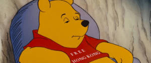 une image de Winnie l'ourson avec la phrase "Free Hong Kong" sur le tshirt